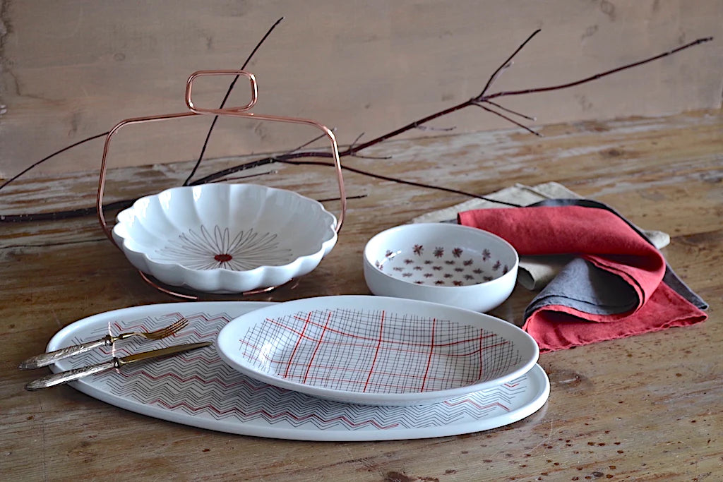 Esplorare il Fascino Vintage: Piatti e Ciotole da Tavola Retrò